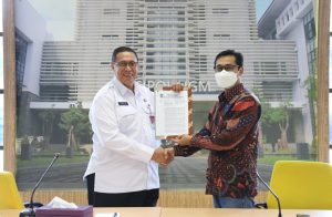 Pak Theo dan Dekan Fisipol UGM