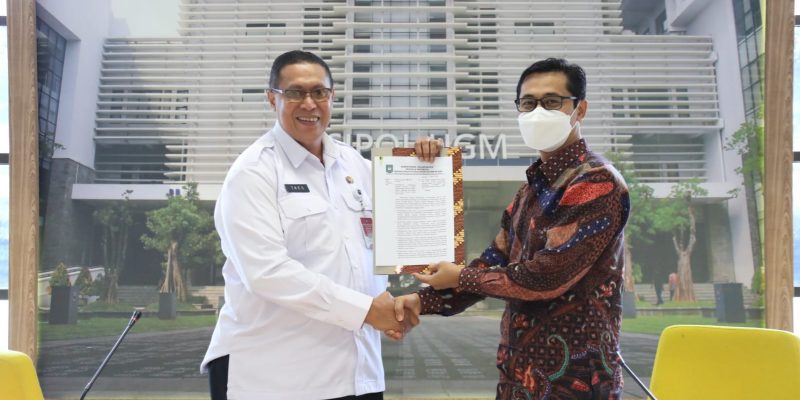 Pak Theo dan Dekan Fisipol UGM