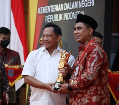 Mendagri Beri Penghargaan Daerah Terinovatif