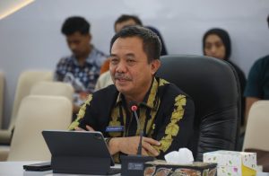 Kepala BSKDN: Inovasi Daerah Harus Mengandung Pembaruan dan Beri Manfaat Nyata Jakarta- Kepala Badan Strategi Kebijakan Dalam Negeri (BSKDN) Kementerian Dalam Negeri (Kemendagri) Yusharto Huntoyungo menegaskan pentingnya inovasi daerah yang tidak hanya sekadar ide, tetapi harus mengandung pembaruan yang memberikan manfaat nyata bagi masyarakat. Hal itu sesuai dengan kriteria inovasi yang disebutkan dalam Peraturan Pemerintah (PP) Nomor 38 Tahun 2017 tentang Inovasi Daerah. "Ada beberapa kriteria yang harus dipenuhi dalam berinovasi, selain mengandung pembaruan dan manfaat, inovasi juga tidak mengakibatkan pembebanan atau pembatasan, merupakan kewenangan pemerintah daerah dan dapat direplikasi. Kelima kriteria ini yang selanjutnya dikembangkan menjadi dimensi berikut indikator dalam pengukuran Indeks Inovasi Daerah (IID)," ungkap Yusharto saat melakukan Audiensi yang dirangkaikan dengan kegiatan Penandatanganan Pemanfaatan Pusat Jejaring Inovasi Daerah (Puja Indah) dengan Pemerintah Kabupaten (Pemkab) Minahasa Utara Provinsi Sulawesi Utara (Sulut) di Command Center BSKDN pada Kamis, 12 September 2024. Lebih lanjut, Yusharto mengatakan, selain memenuhi kriteria utama tersebut, dalam berinovasi Pemkab Minahasa Utara juga perlu menjunjung tinggi 8 prinsip penting dalam berinovasi meliputi, prinsip efisiensi; efektivitas; perbaikan kualitas layanan; tidak menimbulkan konflik kepentingan; berorientasi pada kepentingan umum; dilakukan secara terbuka; memenuhi nilai kepatutan dan dapat dipertanggungjawabkan. "Sempat jadi isu beberapa waktu lalu terkait beberapa nama inovasi yang kurang pantas, untuk itu penting bagi daerah memberikan nama (inovasi) sesuai dengan prinsip inovasi daerah yaitu memenuhi nilai kepatutan," tegasnya. Guna meningkatkan inovasi di Minahasa Utara, Yusharto membeberkan sejumlah strategi di antaranya mengoptimalkan pemanfaatan riset dan teknologi hingga membentuk forum replikasi. Dia menyoroti, forum replikasi dapat menjadi langkah paling efektif bagi Pemkab Minahasa Utara untuk meningkatkan inovasi secara cepat. "Bapak/Ibu dapat memanfaatkan aplikasi yang kami miliki yakni Tuxedovation untuk mereplikasi inovasi, banyak sekali informasi terkait inovasi yang bisa jadi referensi untuk memacu peningkatan inovasi di Kabupaten Minahasa Utara," jelasnya. Dia mengatakan, berdasarkan laporan IID Tahun 2023, inovasi daerah Minahasa Utara cenderung masih sangat minim terutama dalam aspek variabel hasil kreatif. Ini disebabkan karena rendahnya output inovasi daerah yang dilaporkan kepada Pemerintah Pusat melalui BSKDN Kemendagri. Sementara itu, berdasarkan hasil rekapitulasi sebaran kematangan inovasi daerah Minahasa Utara pada Tahun 2023 masih banyak yang belum memenuhi indikator khususnya terkait replikasi. "Kami harap melalui penandatanganan pemanfaatan Puja Indah, Pemerintah Kabupaten Minahasa Utara dapat mencapai kematangan di setiap inovasi yang dilaporkannya, upaya replikasinya juga semakin meningkat dari waktu ke waktu," pungkasnya.