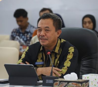 Kepala BSKDN: Inovasi Daerah Harus Mengandung Pembaruan dan Beri Manfaat Nyata Jakarta- Kepala Badan Strategi Kebijakan Dalam Negeri (BSKDN) Kementerian Dalam Negeri (Kemendagri) Yusharto Huntoyungo menegaskan pentingnya inovasi daerah yang tidak hanya sekadar ide, tetapi harus mengandung pembaruan yang memberikan manfaat nyata bagi masyarakat. Hal itu sesuai dengan kriteria inovasi yang disebutkan dalam Peraturan Pemerintah (PP) Nomor 38 Tahun 2017 tentang Inovasi Daerah. "Ada beberapa kriteria yang harus dipenuhi dalam berinovasi, selain mengandung pembaruan dan manfaat, inovasi juga tidak mengakibatkan pembebanan atau pembatasan, merupakan kewenangan pemerintah daerah dan dapat direplikasi. Kelima kriteria ini yang selanjutnya dikembangkan menjadi dimensi berikut indikator dalam pengukuran Indeks Inovasi Daerah (IID)," ungkap Yusharto saat melakukan Audiensi yang dirangkaikan dengan kegiatan Penandatanganan Pemanfaatan Pusat Jejaring Inovasi Daerah (Puja Indah) dengan Pemerintah Kabupaten (Pemkab) Minahasa Utara Provinsi Sulawesi Utara (Sulut) di Command Center BSKDN pada Kamis, 12 September 2024. Lebih lanjut, Yusharto mengatakan, selain memenuhi kriteria utama tersebut, dalam berinovasi Pemkab Minahasa Utara juga perlu menjunjung tinggi 8 prinsip penting dalam berinovasi meliputi, prinsip efisiensi; efektivitas; perbaikan kualitas layanan; tidak menimbulkan konflik kepentingan; berorientasi pada kepentingan umum; dilakukan secara terbuka; memenuhi nilai kepatutan dan dapat dipertanggungjawabkan. "Sempat jadi isu beberapa waktu lalu terkait beberapa nama inovasi yang kurang pantas, untuk itu penting bagi daerah memberikan nama (inovasi) sesuai dengan prinsip inovasi daerah yaitu memenuhi nilai kepatutan," tegasnya. Guna meningkatkan inovasi di Minahasa Utara, Yusharto membeberkan sejumlah strategi di antaranya mengoptimalkan pemanfaatan riset dan teknologi hingga membentuk forum replikasi. Dia menyoroti, forum replikasi dapat menjadi langkah paling efektif bagi Pemkab Minahasa Utara untuk meningkatkan inovasi secara cepat. "Bapak/Ibu dapat memanfaatkan aplikasi yang kami miliki yakni Tuxedovation untuk mereplikasi inovasi, banyak sekali informasi terkait inovasi yang bisa jadi referensi untuk memacu peningkatan inovasi di Kabupaten Minahasa Utara," jelasnya. Dia mengatakan, berdasarkan laporan IID Tahun 2023, inovasi daerah Minahasa Utara cenderung masih sangat minim terutama dalam aspek variabel hasil kreatif. Ini disebabkan karena rendahnya output inovasi daerah yang dilaporkan kepada Pemerintah Pusat melalui BSKDN Kemendagri. Sementara itu, berdasarkan hasil rekapitulasi sebaran kematangan inovasi daerah Minahasa Utara pada Tahun 2023 masih banyak yang belum memenuhi indikator khususnya terkait replikasi. "Kami harap melalui penandatanganan pemanfaatan Puja Indah, Pemerintah Kabupaten Minahasa Utara dapat mencapai kematangan di setiap inovasi yang dilaporkannya, upaya replikasinya juga semakin meningkat dari waktu ke waktu," pungkasnya.