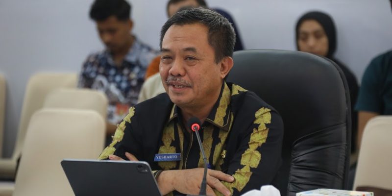 Kepala BSKDN: Inovasi Daerah Harus Mengandung Pembaruan dan Beri Manfaat Nyata Jakarta- Kepala Badan Strategi Kebijakan Dalam Negeri (BSKDN) Kementerian Dalam Negeri (Kemendagri) Yusharto Huntoyungo menegaskan pentingnya inovasi daerah yang tidak hanya sekadar ide, tetapi harus mengandung pembaruan yang memberikan manfaat nyata bagi masyarakat. Hal itu sesuai dengan kriteria inovasi yang disebutkan dalam Peraturan Pemerintah (PP) Nomor 38 Tahun 2017 tentang Inovasi Daerah. "Ada beberapa kriteria yang harus dipenuhi dalam berinovasi, selain mengandung pembaruan dan manfaat, inovasi juga tidak mengakibatkan pembebanan atau pembatasan, merupakan kewenangan pemerintah daerah dan dapat direplikasi. Kelima kriteria ini yang selanjutnya dikembangkan menjadi dimensi berikut indikator dalam pengukuran Indeks Inovasi Daerah (IID)," ungkap Yusharto saat melakukan Audiensi yang dirangkaikan dengan kegiatan Penandatanganan Pemanfaatan Pusat Jejaring Inovasi Daerah (Puja Indah) dengan Pemerintah Kabupaten (Pemkab) Minahasa Utara Provinsi Sulawesi Utara (Sulut) di Command Center BSKDN pada Kamis, 12 September 2024. Lebih lanjut, Yusharto mengatakan, selain memenuhi kriteria utama tersebut, dalam berinovasi Pemkab Minahasa Utara juga perlu menjunjung tinggi 8 prinsip penting dalam berinovasi meliputi, prinsip efisiensi; efektivitas; perbaikan kualitas layanan; tidak menimbulkan konflik kepentingan; berorientasi pada kepentingan umum; dilakukan secara terbuka; memenuhi nilai kepatutan dan dapat dipertanggungjawabkan. "Sempat jadi isu beberapa waktu lalu terkait beberapa nama inovasi yang kurang pantas, untuk itu penting bagi daerah memberikan nama (inovasi) sesuai dengan prinsip inovasi daerah yaitu memenuhi nilai kepatutan," tegasnya. Guna meningkatkan inovasi di Minahasa Utara, Yusharto membeberkan sejumlah strategi di antaranya mengoptimalkan pemanfaatan riset dan teknologi hingga membentuk forum replikasi. Dia menyoroti, forum replikasi dapat menjadi langkah paling efektif bagi Pemkab Minahasa Utara untuk meningkatkan inovasi secara cepat. "Bapak/Ibu dapat memanfaatkan aplikasi yang kami miliki yakni Tuxedovation untuk mereplikasi inovasi, banyak sekali informasi terkait inovasi yang bisa jadi referensi untuk memacu peningkatan inovasi di Kabupaten Minahasa Utara," jelasnya. Dia mengatakan, berdasarkan laporan IID Tahun 2023, inovasi daerah Minahasa Utara cenderung masih sangat minim terutama dalam aspek variabel hasil kreatif. Ini disebabkan karena rendahnya output inovasi daerah yang dilaporkan kepada Pemerintah Pusat melalui BSKDN Kemendagri. Sementara itu, berdasarkan hasil rekapitulasi sebaran kematangan inovasi daerah Minahasa Utara pada Tahun 2023 masih banyak yang belum memenuhi indikator khususnya terkait replikasi. "Kami harap melalui penandatanganan pemanfaatan Puja Indah, Pemerintah Kabupaten Minahasa Utara dapat mencapai kematangan di setiap inovasi yang dilaporkannya, upaya replikasinya juga semakin meningkat dari waktu ke waktu," pungkasnya.